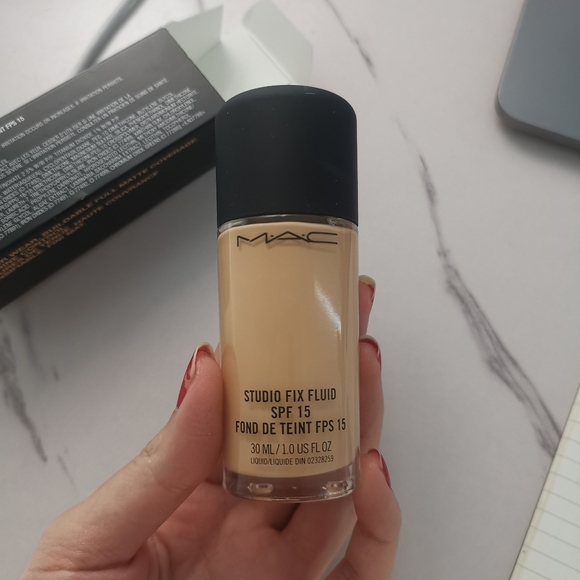MAC STUDIO FIX FLUID Foundation SPF 15 NC18 - Picture 6 of 7